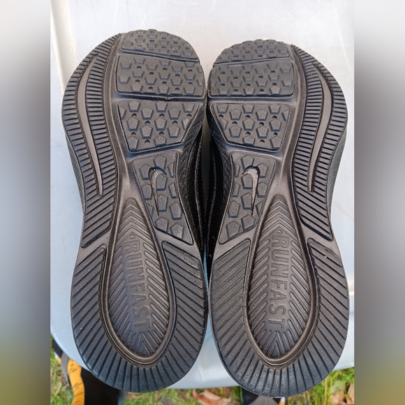 Kids black Nike running shoes new size 3 youth - Picture 3 of 4